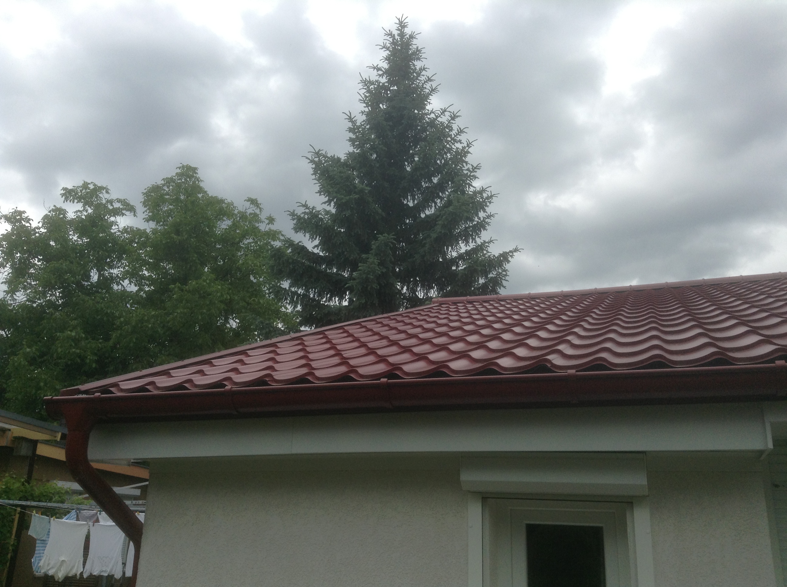 Dachrinnen-Stecksystem aus vollverzinktem Stahl farbig lackiert
